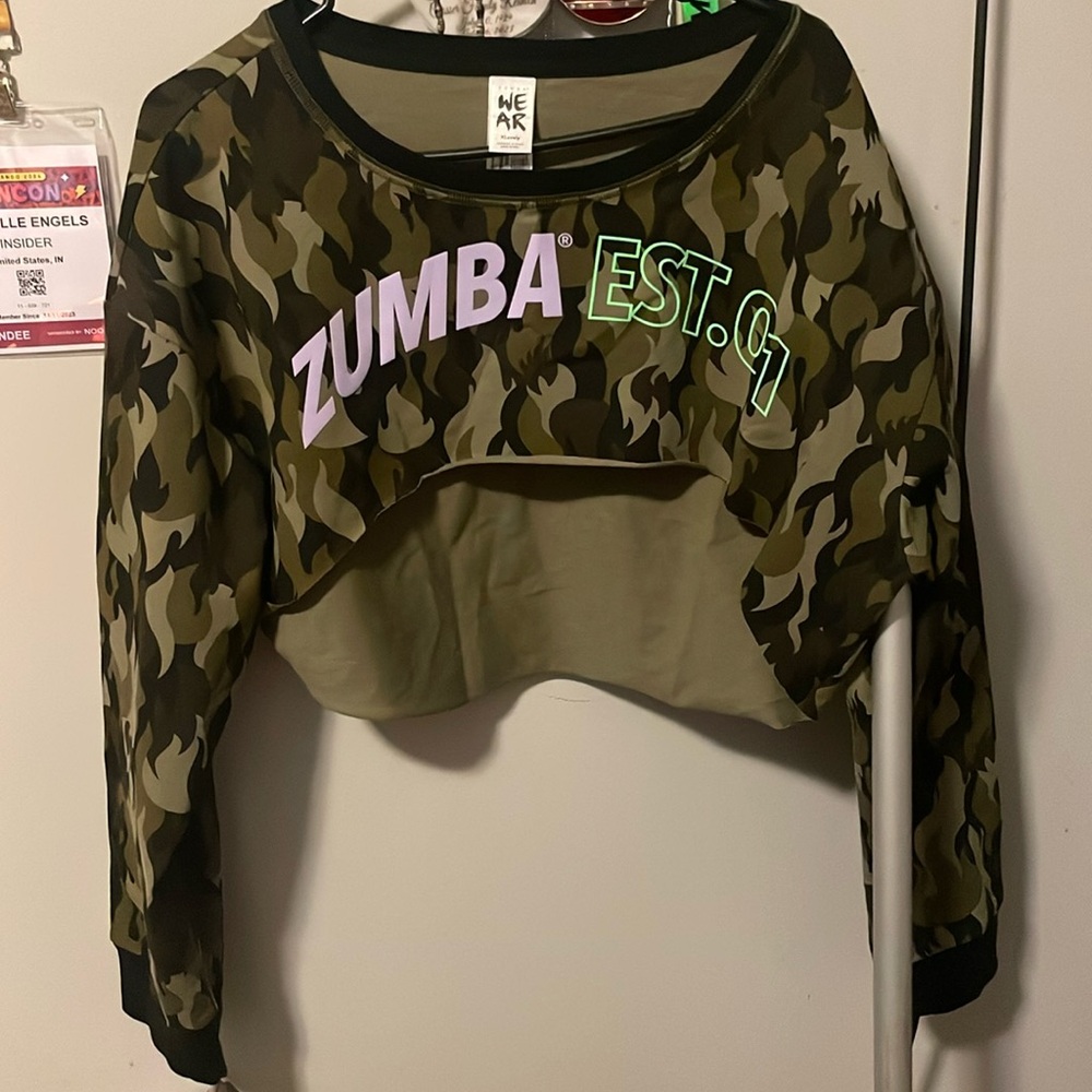ZUMBA WEAR XLOVELY CAMO CROP TOP SWEATER

NEW WITHOUT TAGS NEVER WORN